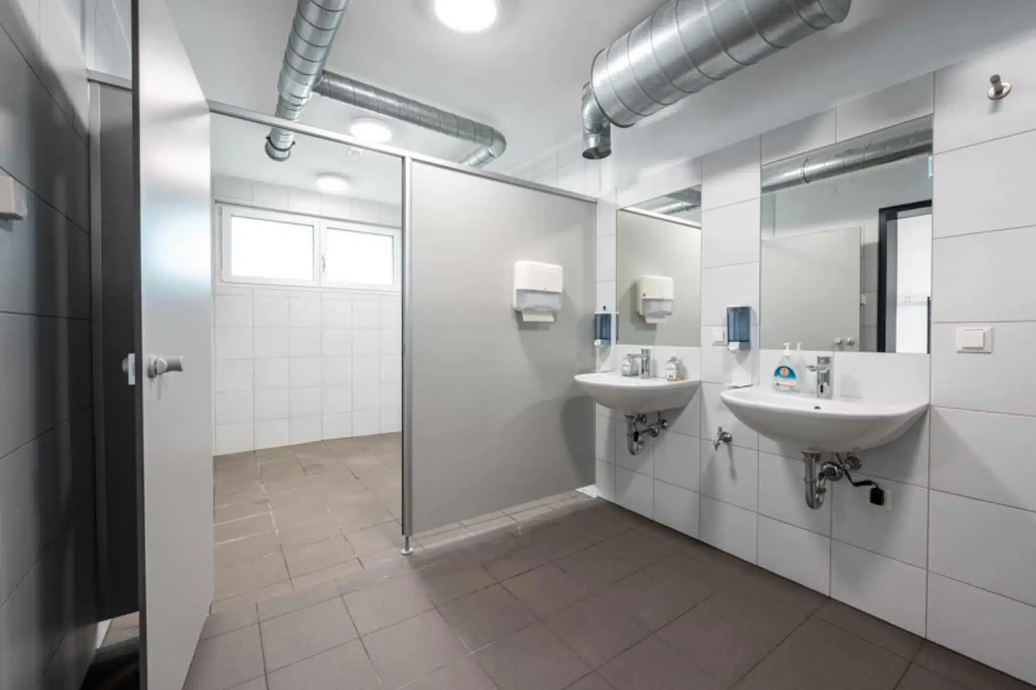 stugeba-mobile-raumsysteme-referenzen-sportstaette-markomannenstrasse-web-02