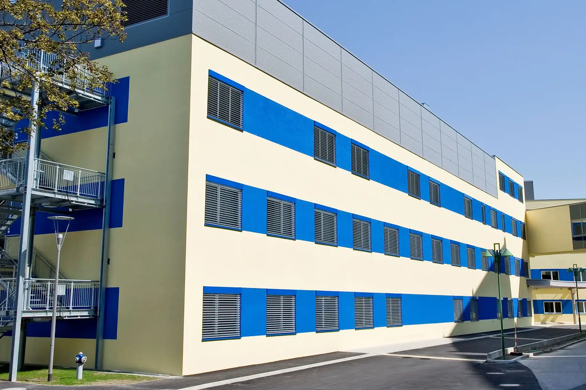stugeba-mobile-raumsysteme-referenzen-zubau-lkh-wiener-neustadt-web-01